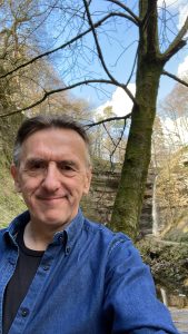 Paul the Dinosaur reflecting on the Yahoo vs Google lesson as a metaphor for career change after 50 and building digital income through focus and habit.